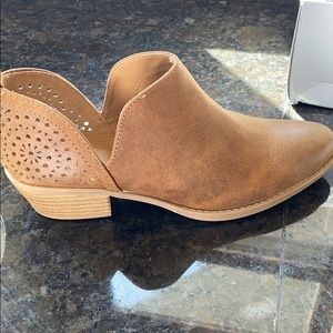 BNWT Qupid Maple Booties size 6